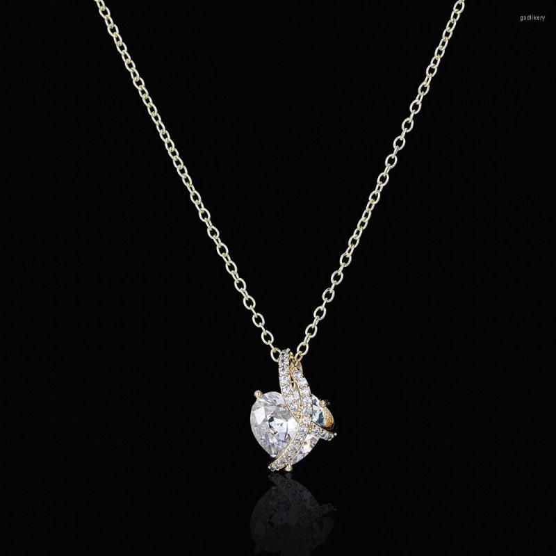 

Pendant Necklaces Emmaya Exquisite Zirconia Decoration Necklace Heart Shape Design Noble Jewelry For Women&Girls Fashion Statement