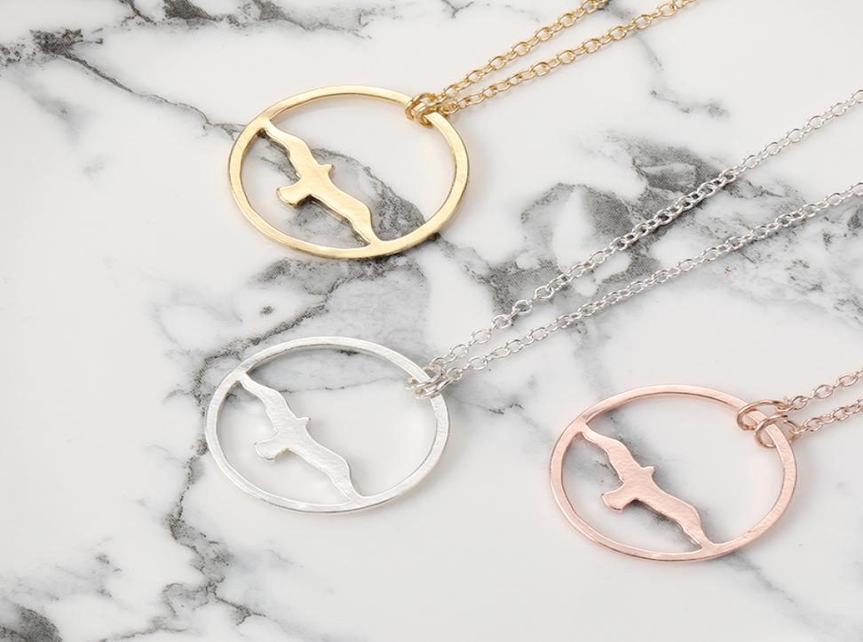 

10pcs Abstract Flying Bird Pendant Necklace Eagle Swallow Seagull in Circle Charm Jewelry Necklace for Gift3166219