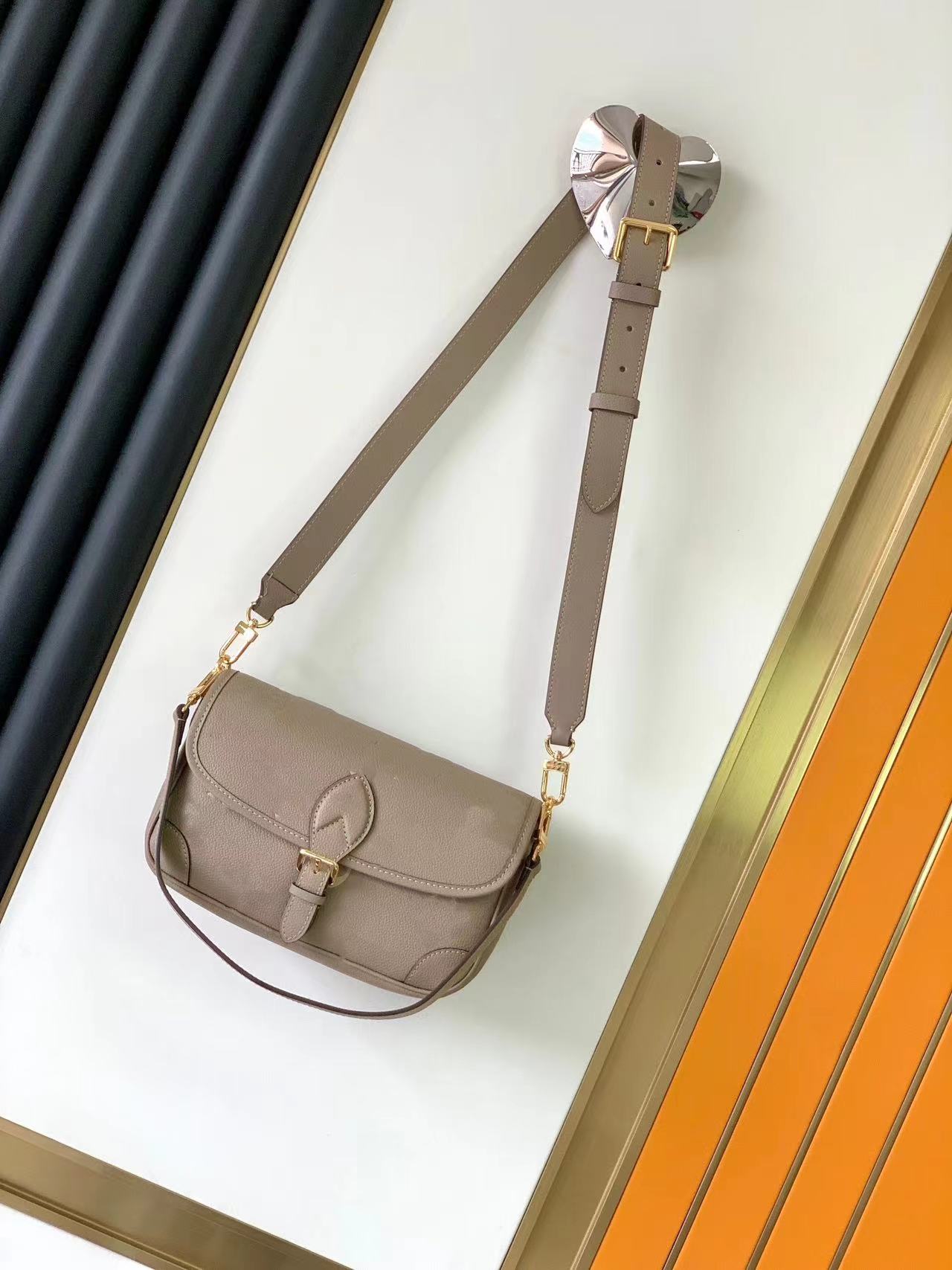 

Designer Bag Handbag leather keycase. The handle 2023design is convenient for carrying or carrying, and the detachable shoulder strap allows for shoulder back and box, Deep brown