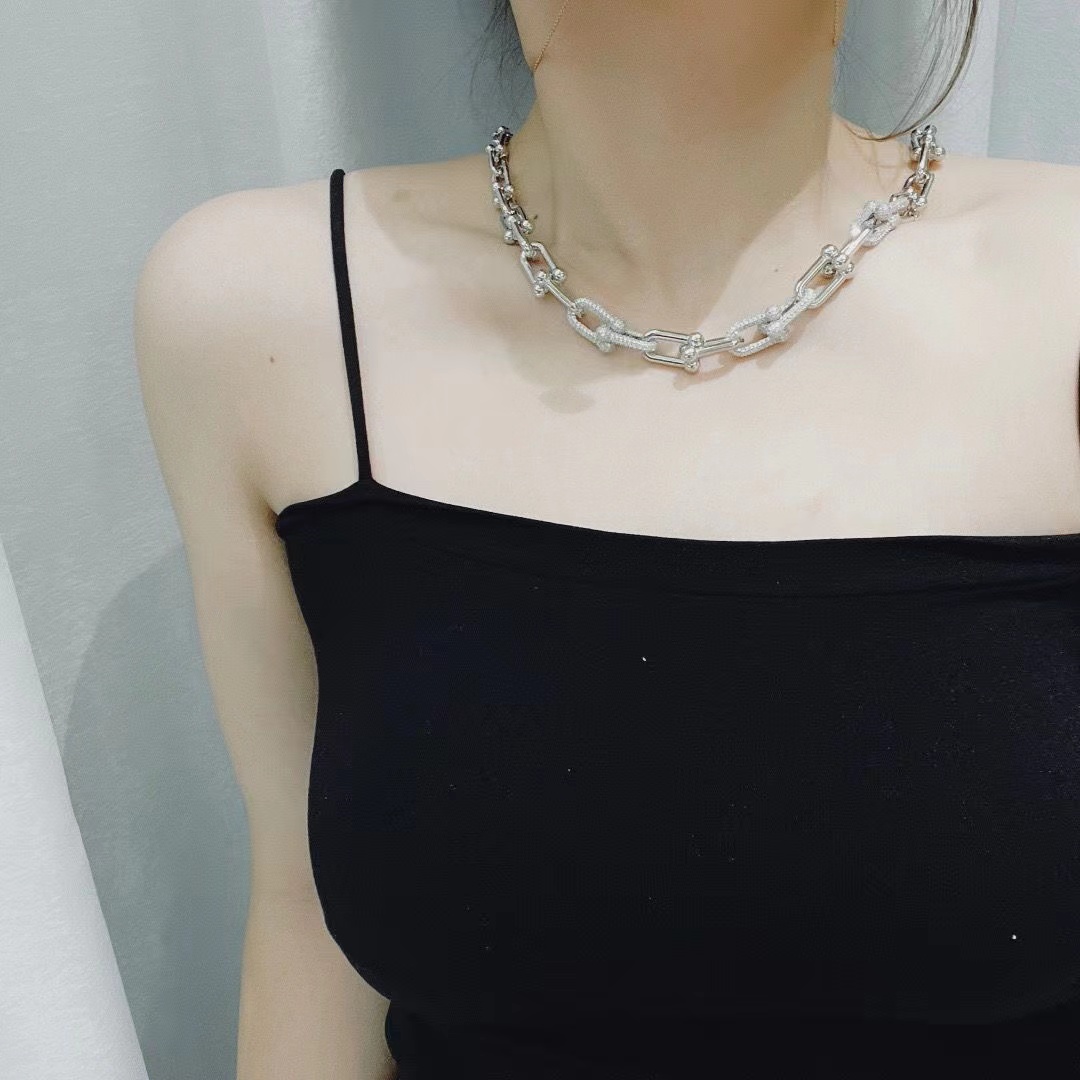

Light luxury designer diamond U-shaped bamboo inlaid interlock clavicle necklace, women's chain