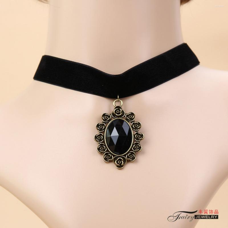 

Chains Fashion Retro Personality Geometric Clavicle Chain Black Crystal Velvet Strap Rose Necklace Short Style Hanging Ornament Female