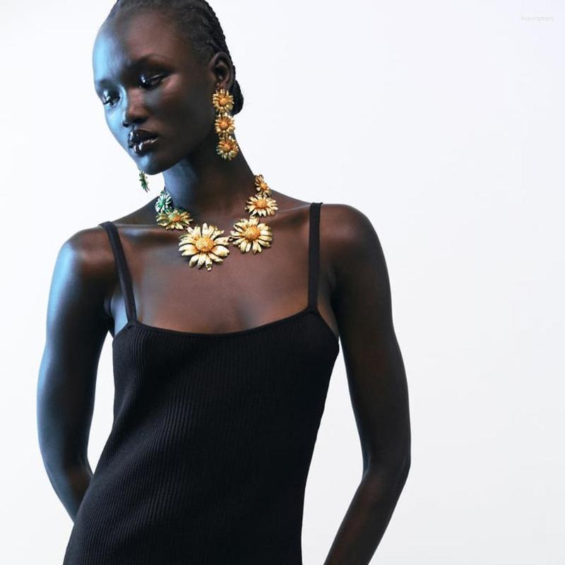 

Necklace Earrings Set 2023 Earring Metal Flower Tassel Daisy Choker For Women Jewelry Wholesale, Picture shown