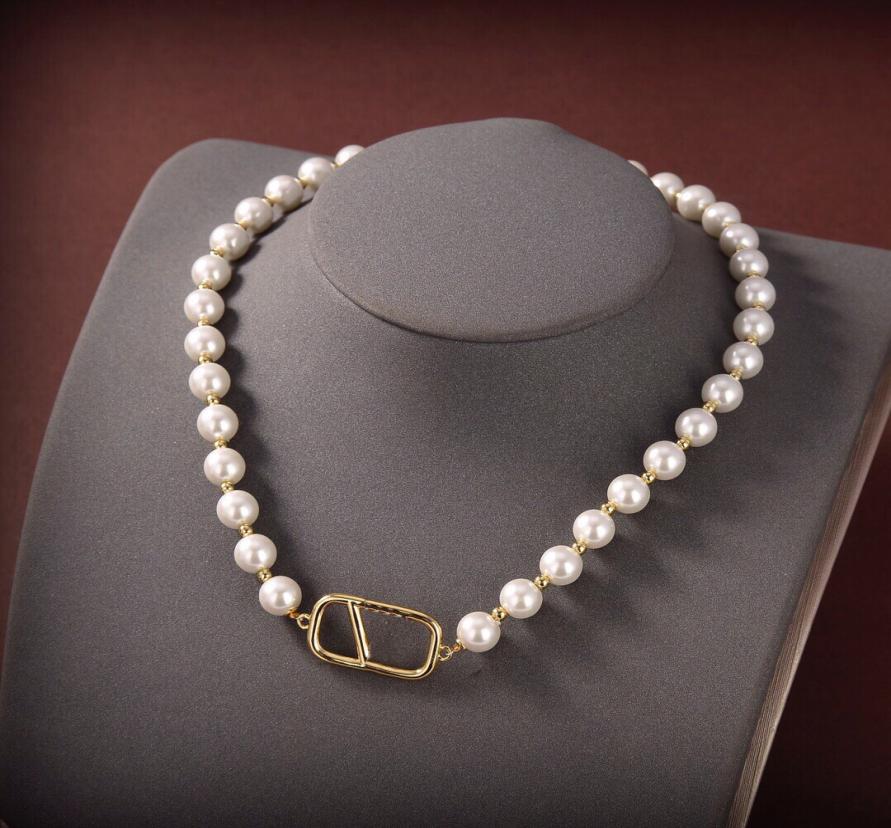 

Sweet Simplicity Lady Brass Pearls Necklaces Pendants Geometry design Initial V Litter Pearl decorate Women Chain Necklace Jewel6887481