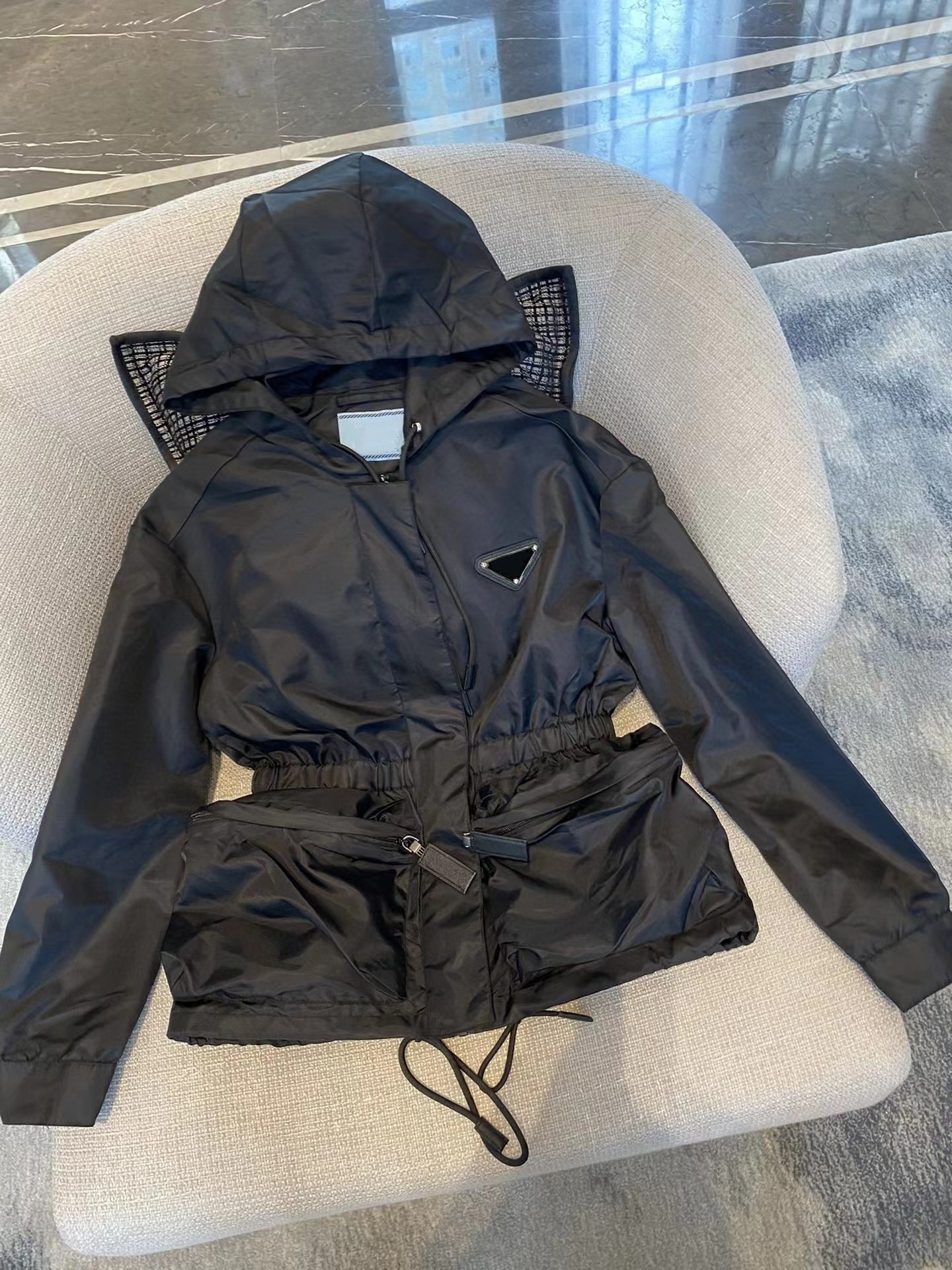 

Designer Luxury Top Quality Triangle Label Coat Women's Jackets Windbreaker Fashion Large Pocket Elastic Waist Hooded Coat, Black