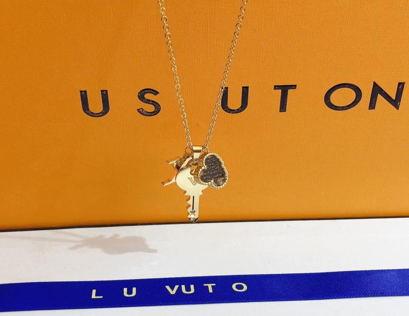 

Luxury Clover Pendant Necklace Fashion 18k Gold Plated Necklace Popular Brand Jewelry Accessories Exquisite Design Gift For Women1024405