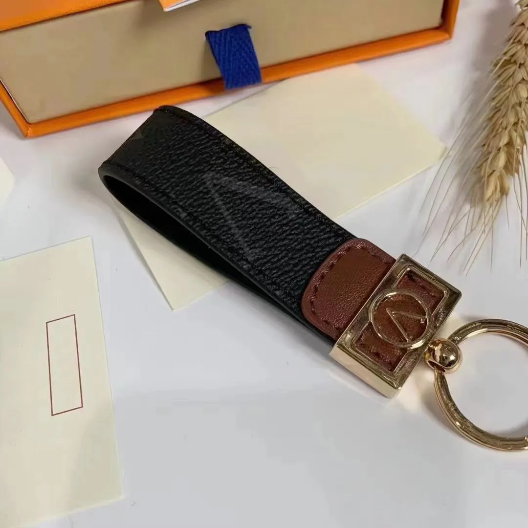 

Designers Keychains Luxurys Keychain Metal Sense Leather Design Fashion Casual Style chain Temperament Versatile Popular Hanging Bag Phone Case