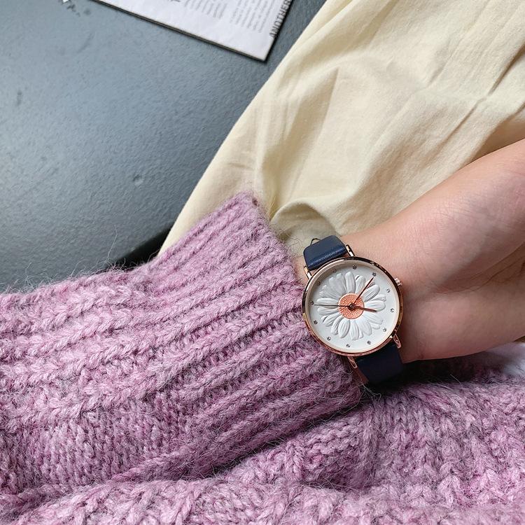 

Wristwatches Simple Vintage Women Quartz Small Dial Watch Sweet Leather Strap Wrist Watches Gift Casual Ladies 03 Reloj, As photo