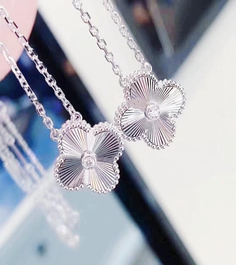 

Fashion Designer Women039s Necklace Luxury Pearl Shell Pendant 18K Gold 4Leaf Grass Girl Valentine039s Day Love Gift 316L St7672342