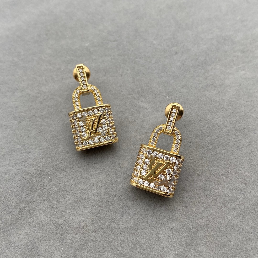 

Earring designer designs classic, fashionable, grand, and luxurious earrings for women, weddings, birthdays, jewelry gifts