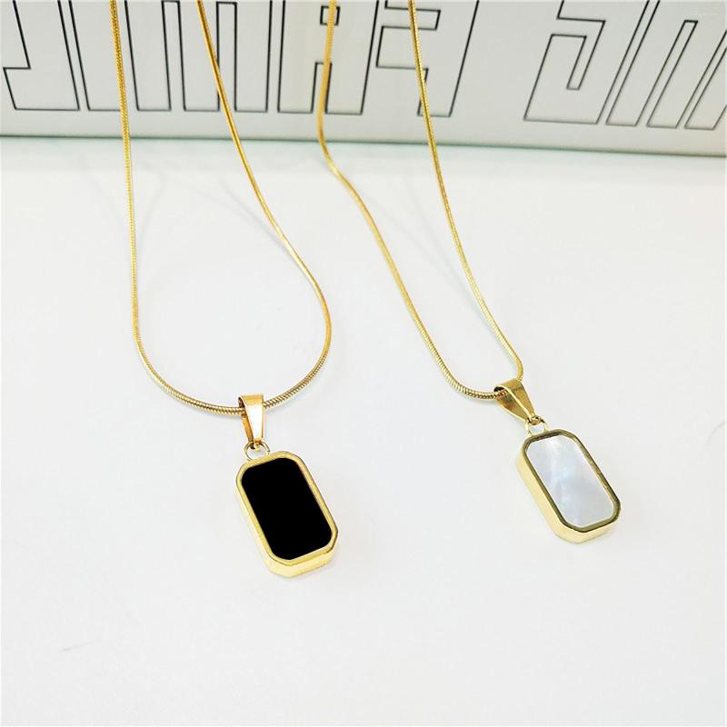 

Pendant Necklaces Doubles Side Shell Necklace For Women Stainless Steel Square White And Black Charms Choker