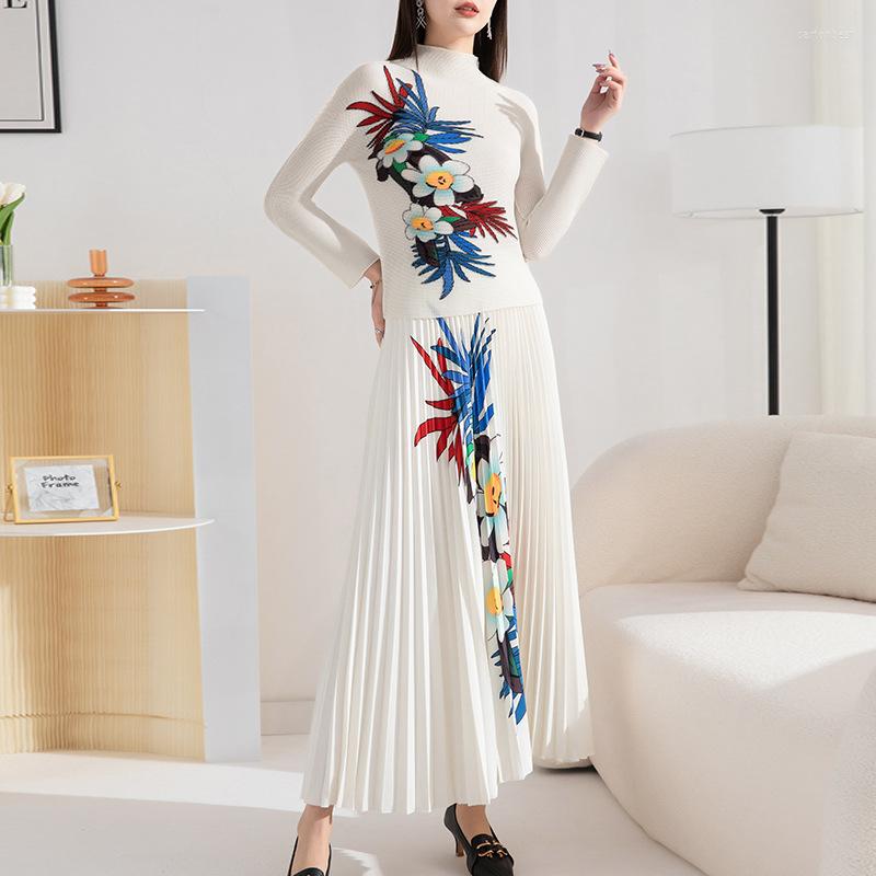 

Work Dresses 2023 Fashion Miyake Pleated Casual Suit Women' High-end Temperament Corn Printed Long-Sleeved Top Skirt Two-Piece Set, Beige