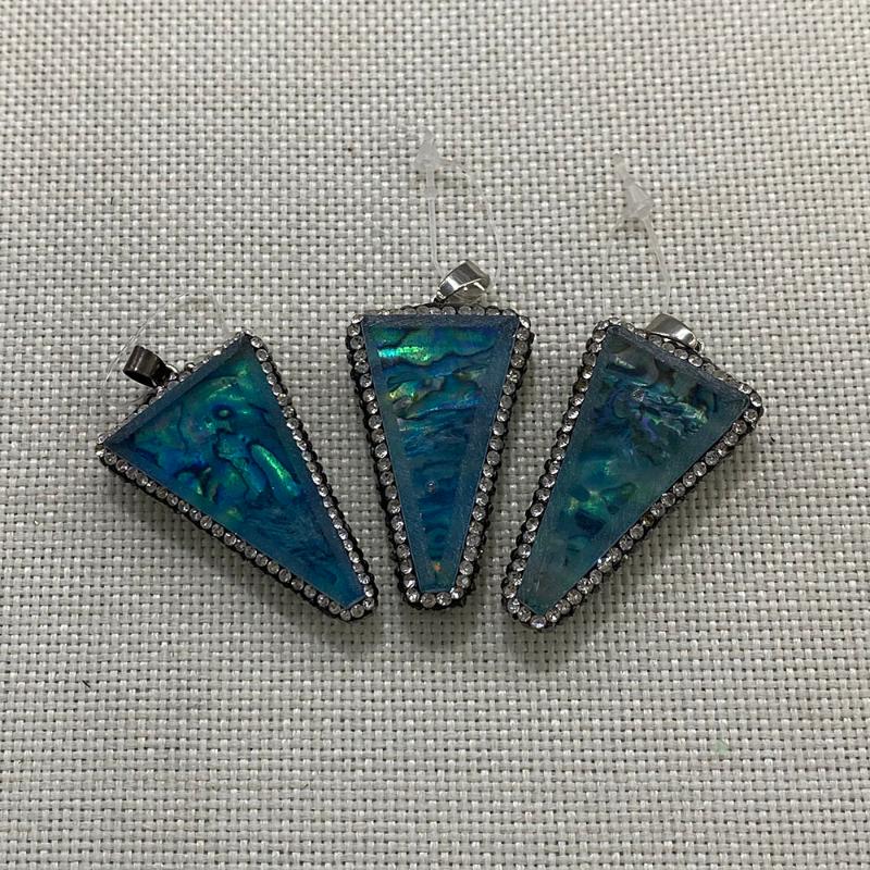 

Charms 2pcs Blue Resin Natural Abalone Triangle Pendant Inlaid Rhinestone Ornament DIY Necklace Earrings Jewelry Accessories 27x46mmCharms