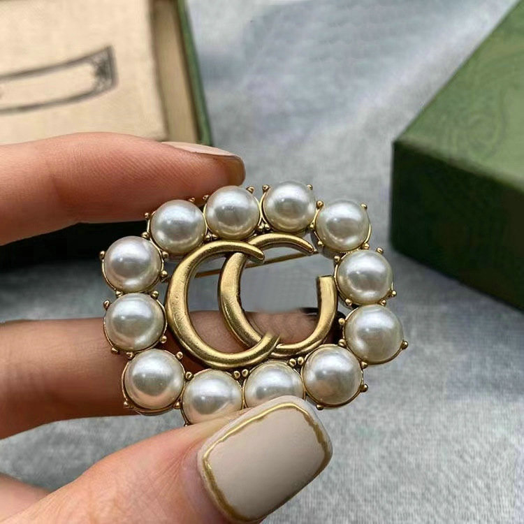 

Lapel Pins Luxury Women Brand Letter Brooches 18K Gold Plated Broche Rhinestone Jewelry Designer Brooch Charm Pearl Pin Men Broches Party Gift