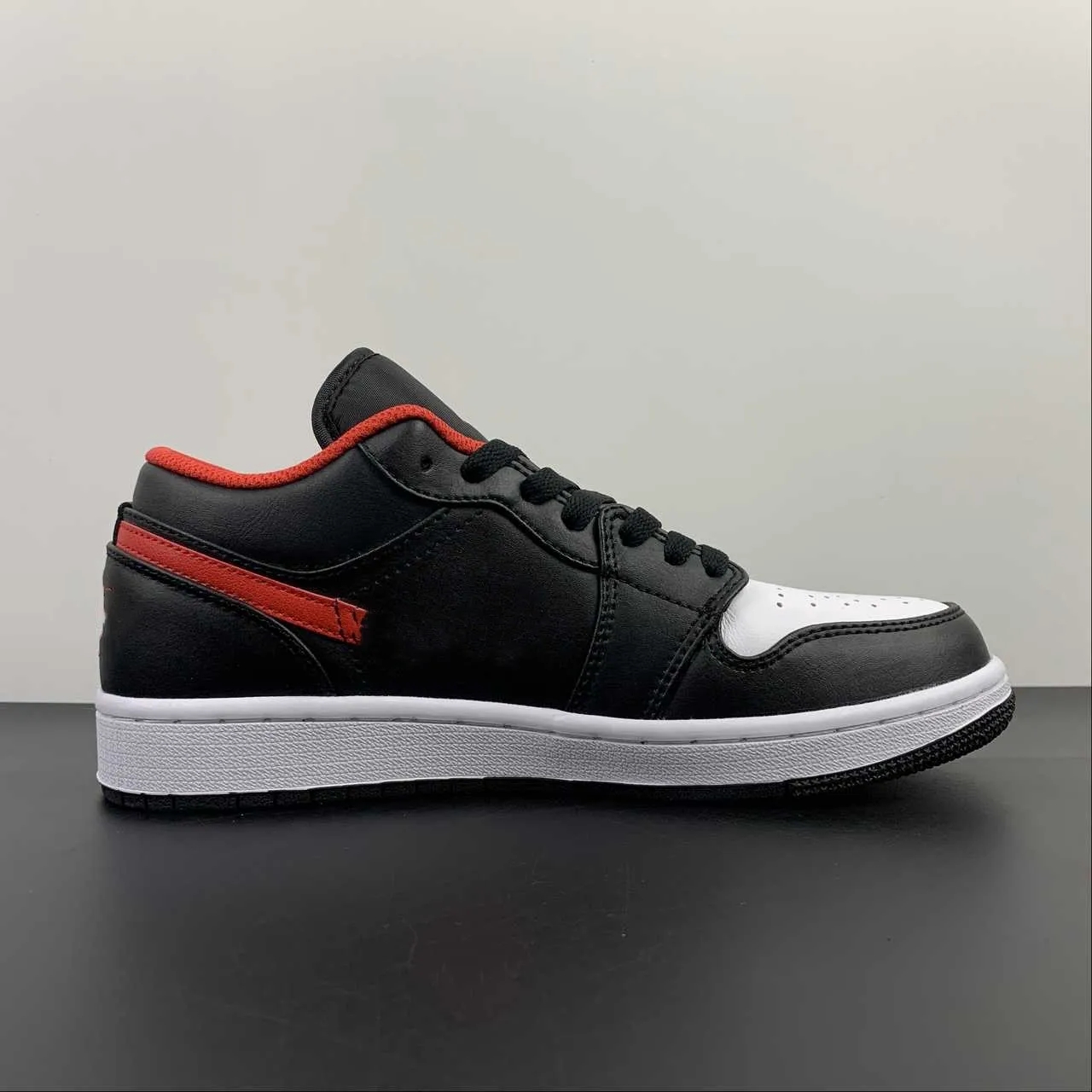 

Designer Shoes 1s Low Basketball Shoes Black Fire Red White 1 Royal toe Mens Women Sneakers Outdoor Jogging Sports 36-46, 01