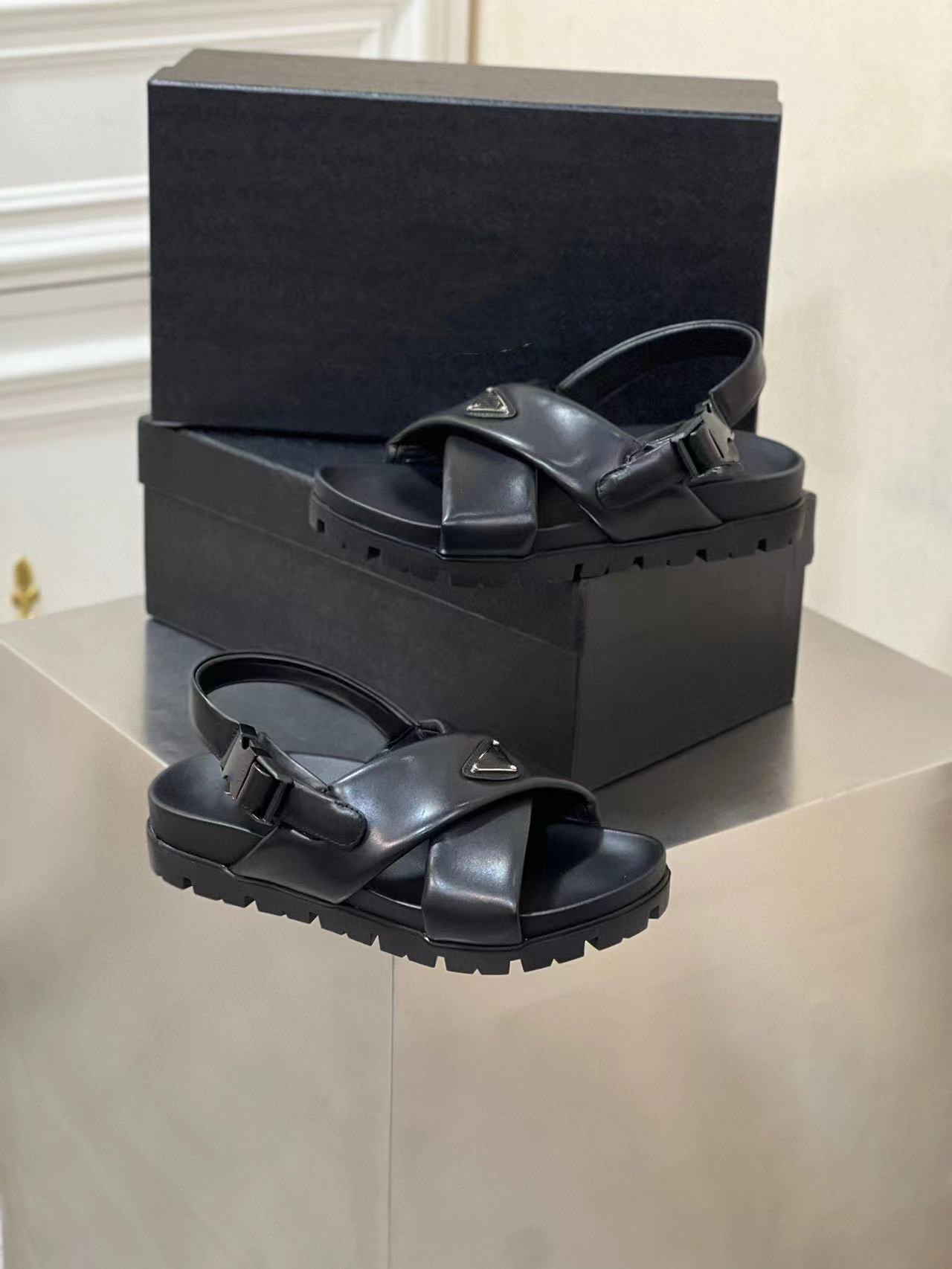 

Designer Sandals men Monolith Padded Nappa Platform Sandal Ankle Strap Triangle Logo Thick Bottom Summer Sandles Beach Shoes P Eu 39-44 topshoesfactory 2023, Black