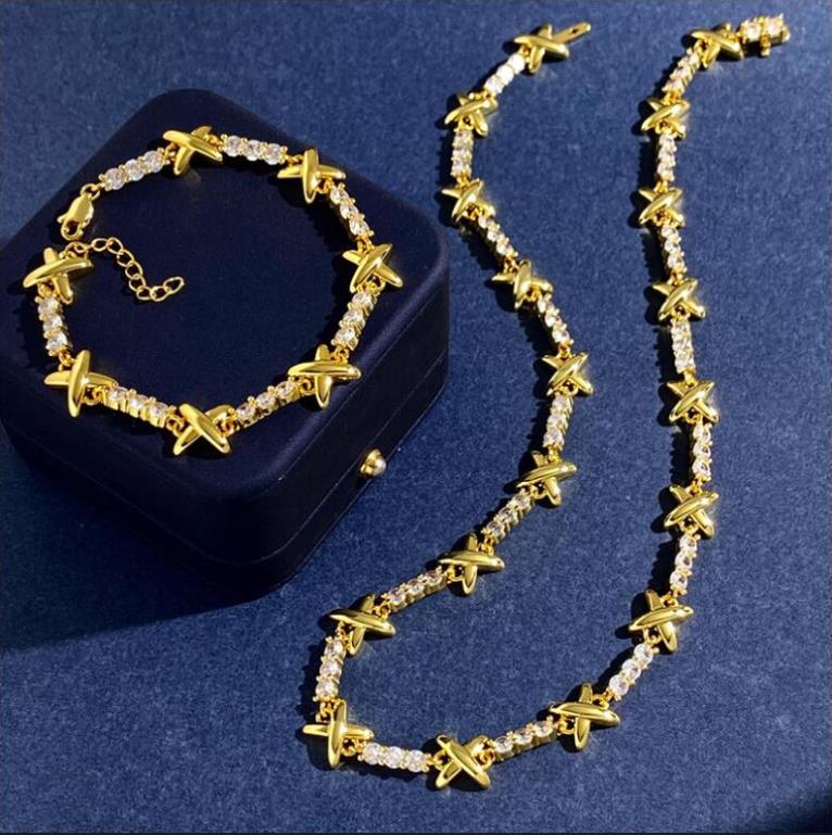 Nouveau collier pendentif conçu cuivre 18k 18 km de métal brillant x lettres micro incluse diamants de luxe Bracelet Bracelet Braceuse couple de