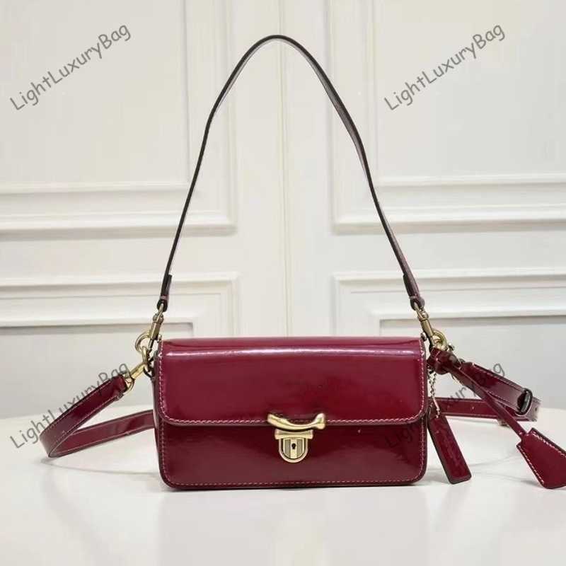 

New Designer Baguette Bag Fashion Shoulder CrossBody Bags Patent Leather Women Handbags Classic Luxury Brand Tote Female Exquisite Purses 230515, Black light leather