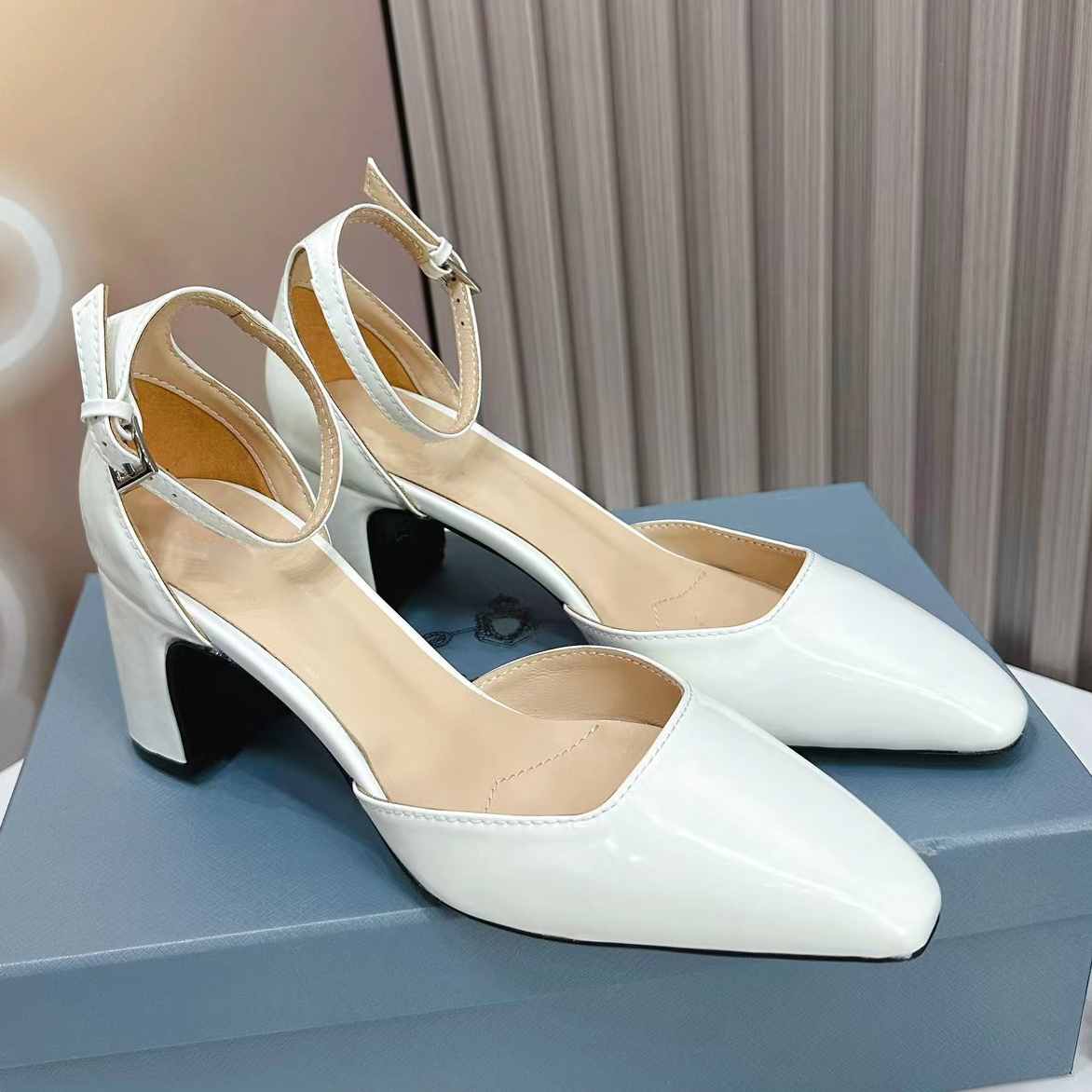 

Elegant Dress Shoes Fashion Women Classic Triangle Buckle Leather Luxury Designer shoes Middle Heel Sandals Square Toe High Quality Party Thick Heels pumps, Black