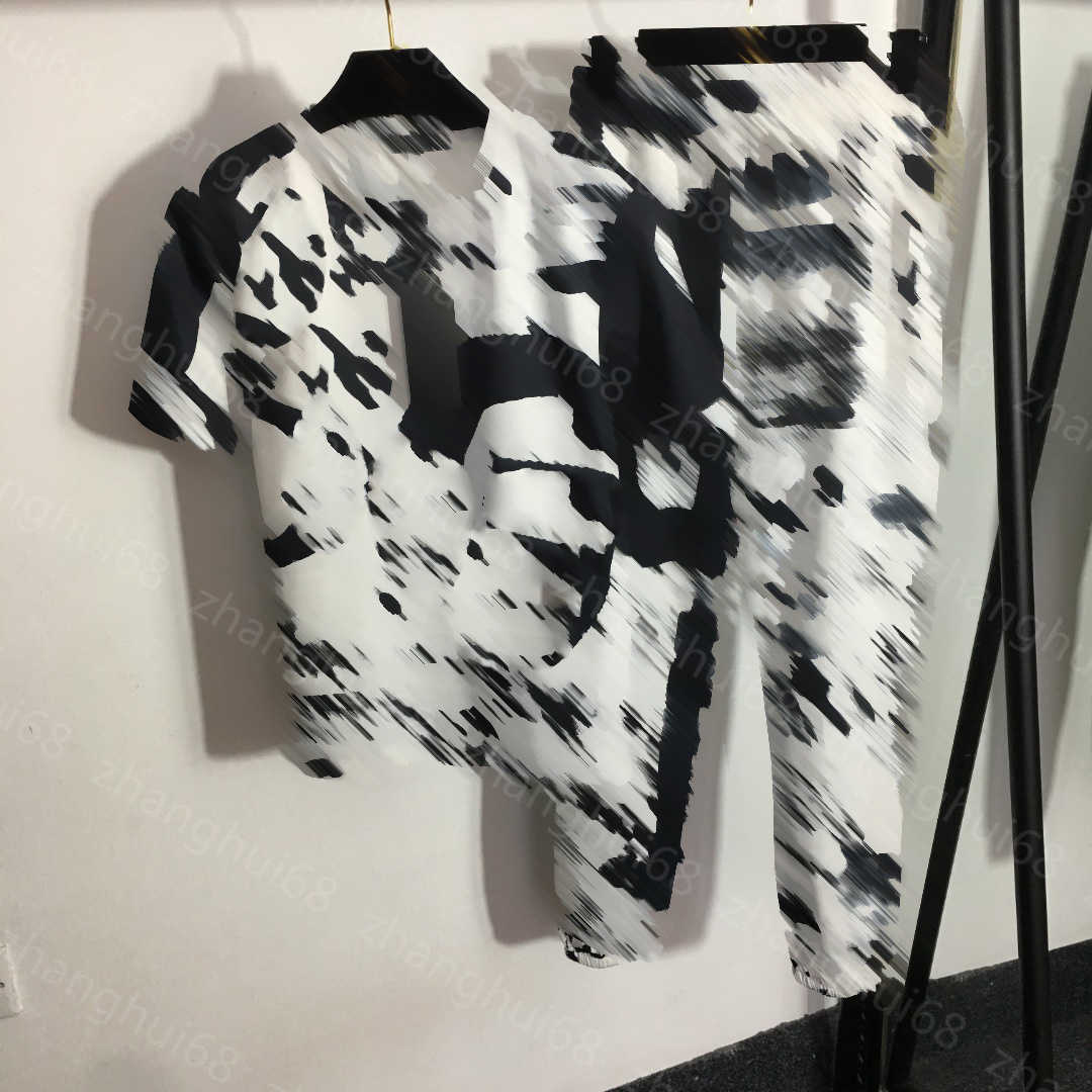 

23ss womens designer clothing women pants sets Casual suit Graffiti monogram print short sleeve T-shirt elastic waist casual pants set High quality Women Clothes, 10
