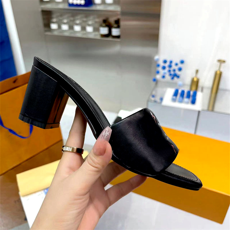 Pantoufles à talons hauts classiques pour femmes, créateur de mode en cuir d'été, sandales en relief, hôtel sexy, boîte de remorquage à une ligne