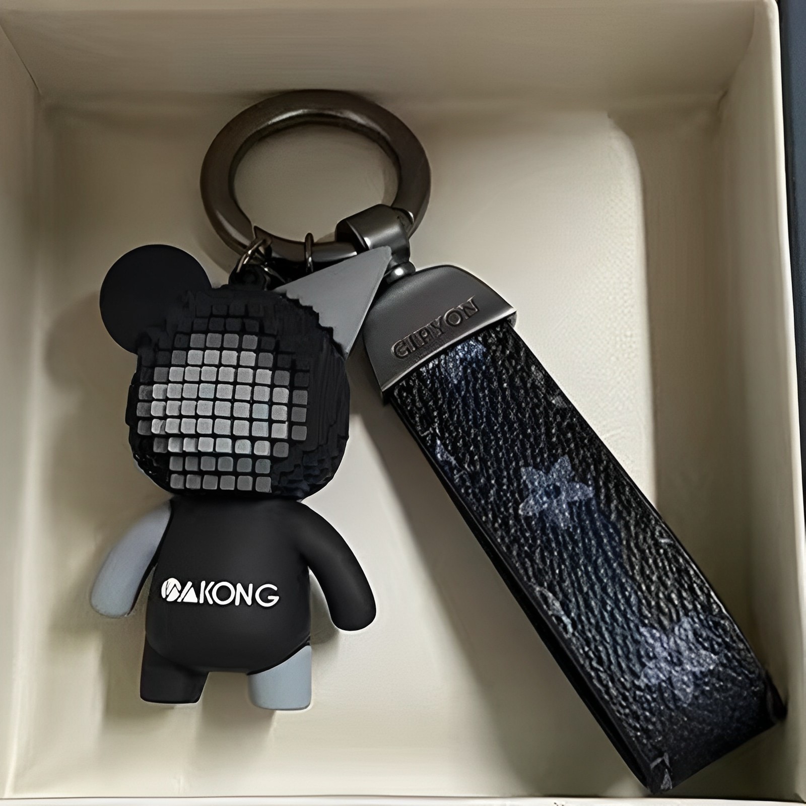 

2023 Luxury designer Keychain with orange box Men'S Waist Buckle Leather Presbyopia Keychain Pendant Car Key Chain Ring Fashion Couple Creative Gift-1