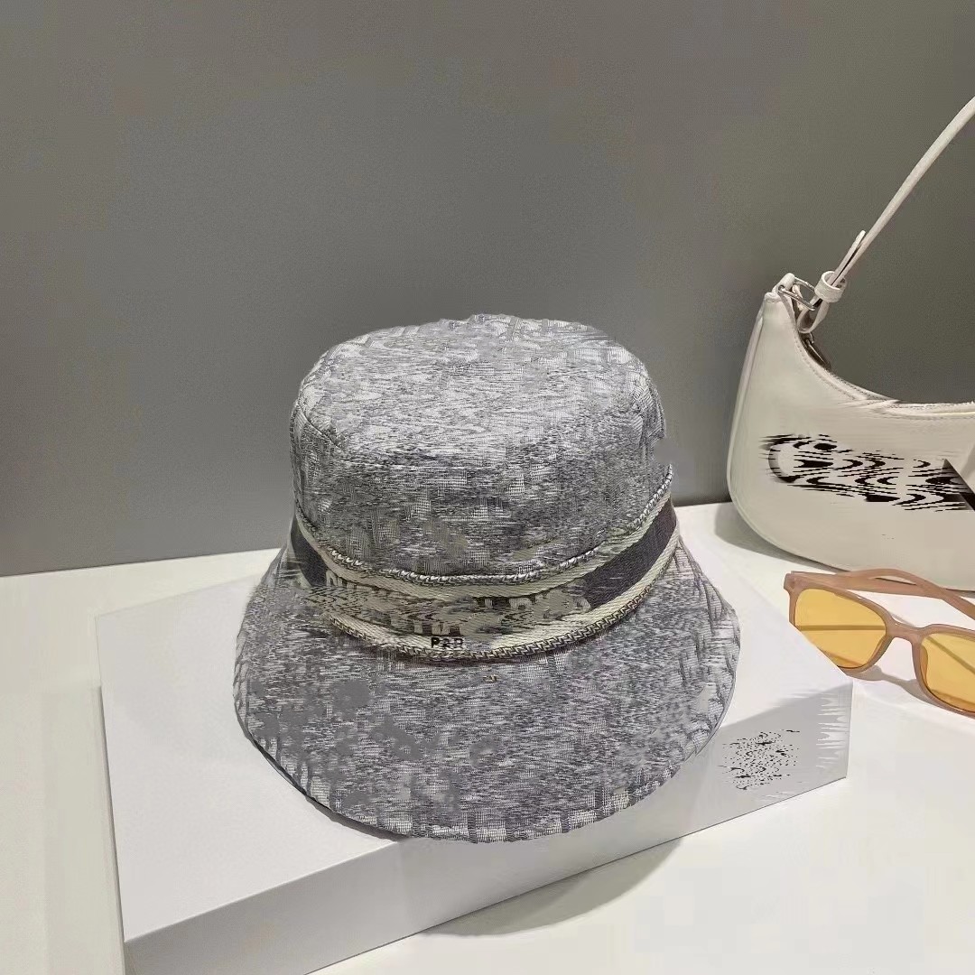 

2023 Designer Fisherman Hat Men's and Women's Full Letter Fisherman Hat Street Style Outdoor Sunshade Back Button Sun Hat, Grey