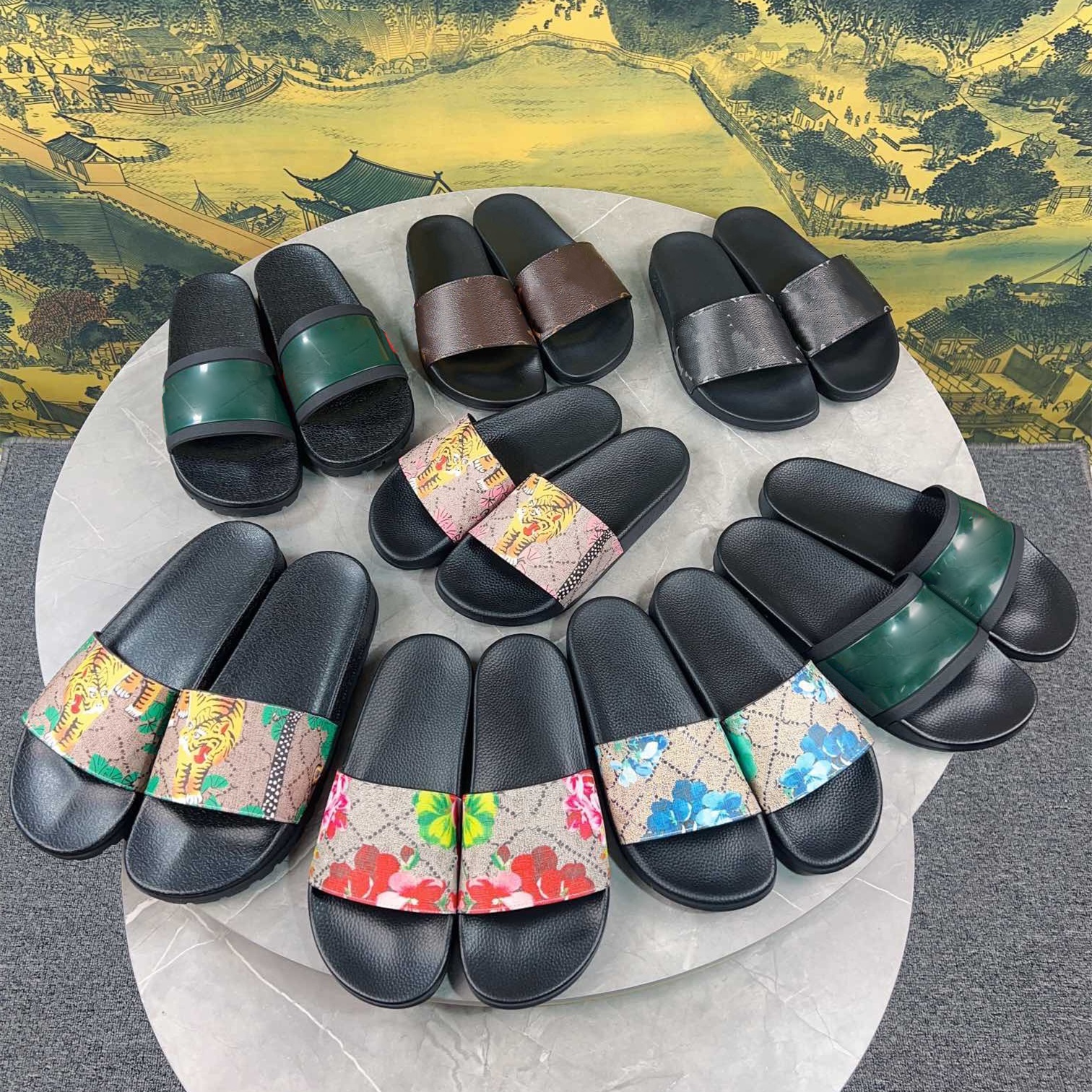 

Designer Sandals Red Green Striped Rubber Flats Gear Sole Slippers Embroidery Canvas Slides Famous Scuff Mules Men Women Dad Ladies Beach Shoes 36-48, 20
