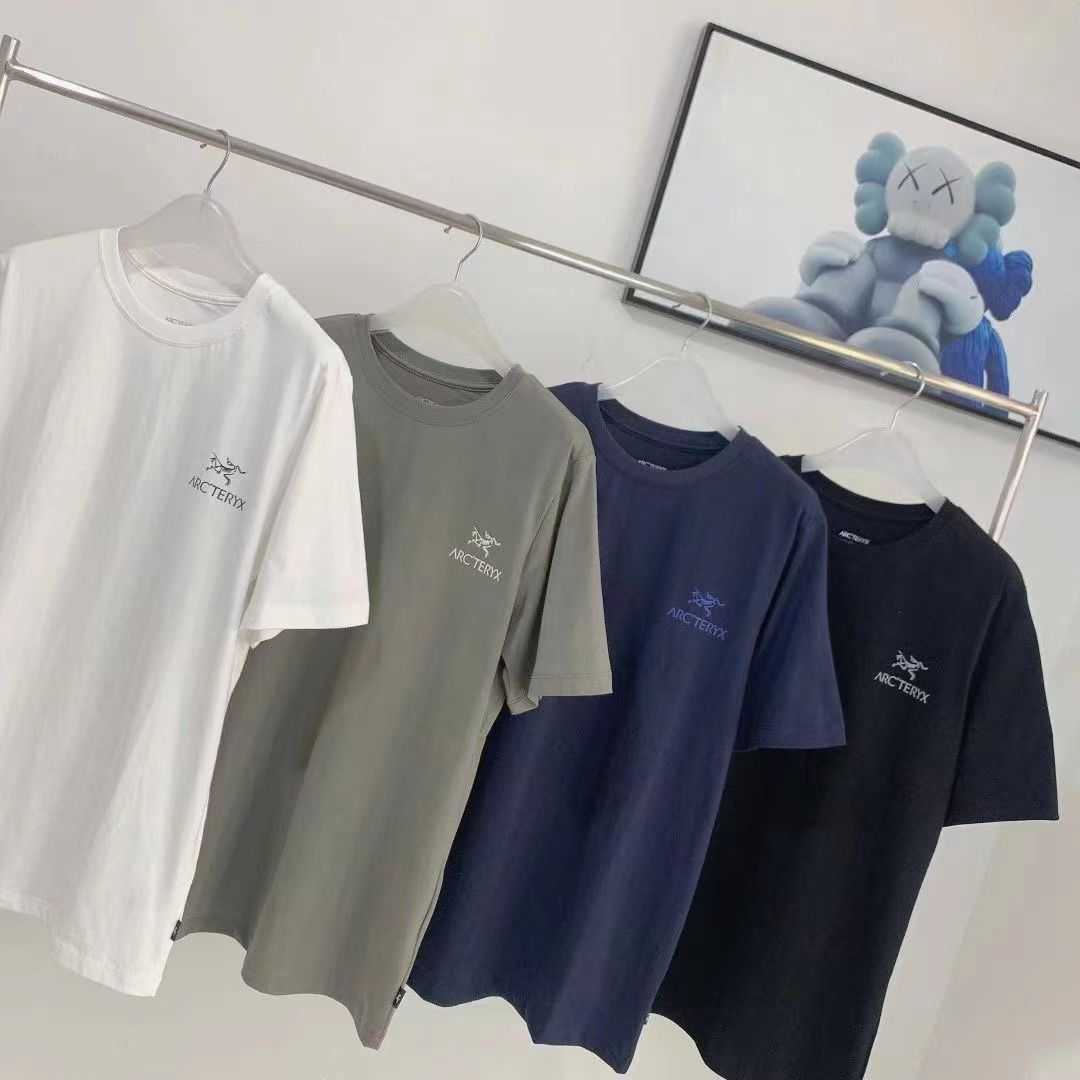 

Designer Fashion Clothing ARC TERYXES Tees Tshirt 2023 Early Spring Archaeopteryx Pure Cotton Short Sleeve Tshirt Qingdao Round Neck ARCT Loose Versatile Outdoor S, White