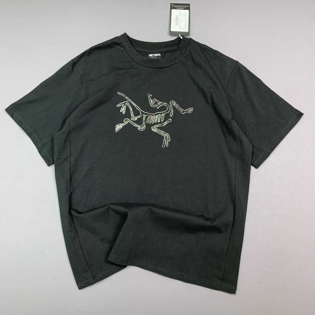 

Designer Fashion Clothing ARC TERYXES Tees Tshirt Big Archaeopteryx J Loose 23 New Short Sleeve Cotton Counter Quality Tshirt for Men Womens Fashion Versatile Round, White hollow reflective