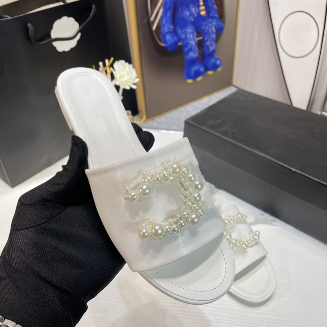 

New Hot Women Slippers Designer Shoes Pearls Buckle Interlocking C Leather Flat Mule Slides Girls Lady Summer Wide Flats LOGO Sandals Paris Fashion Dress Shoes Flops, Chel5061