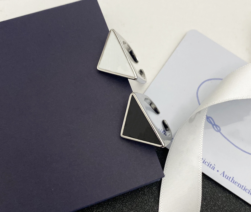 

Ring Designer Rings 2 Colors Metal Triangle Open Ring with Stamp Women Letter Finger Rings Fashion Jewelry Accessories Top Quality