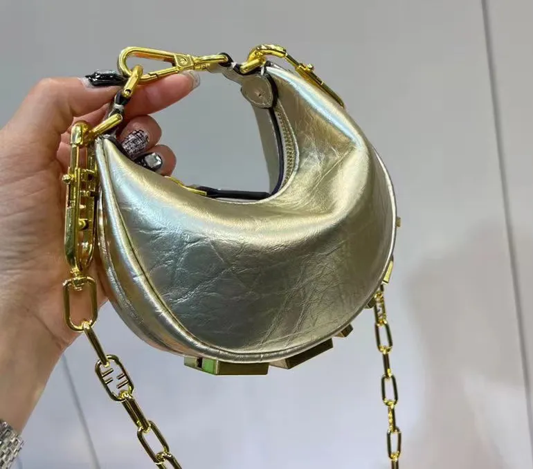 

Design Model Crescent Shape Retro Leather Underarm Bag Women's New Fashion Diagonal Cross One Shoulder Three Shoulder Straps Bottom Metal Logo Decoration Handbag