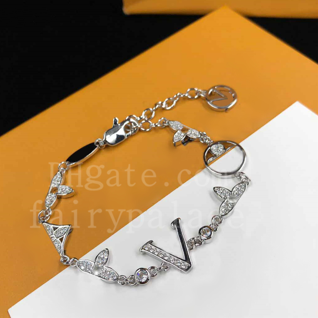 

Luxury Designer Elegant Gold and Silver Bracelet Fashion Women's Letter Pendant Clover Bracelet Wedding Special Design Jewelry TOP Quality