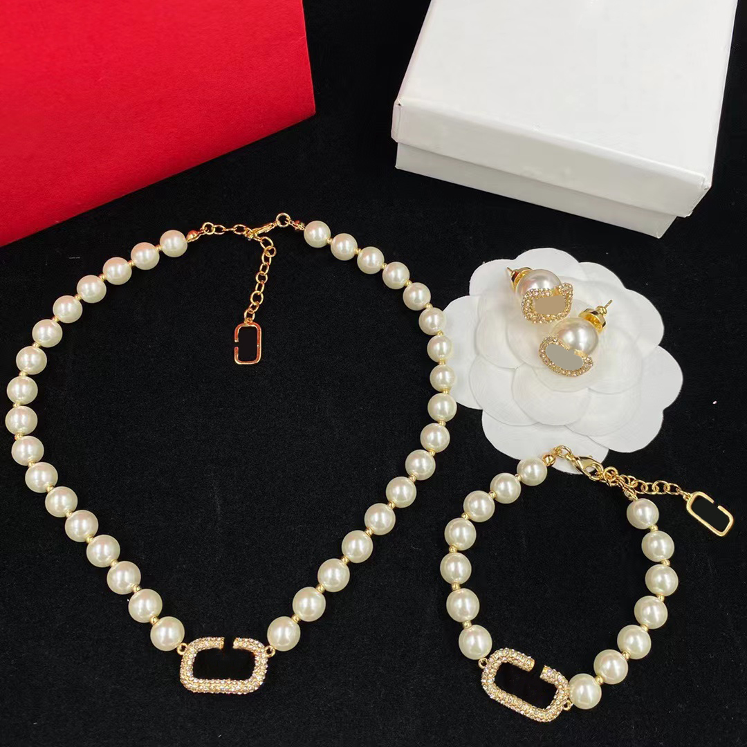 

Luxury Necklace bracelet earrings set designer pearl necklace Luxury brand letter V charm necklace for women wedding jewelry set