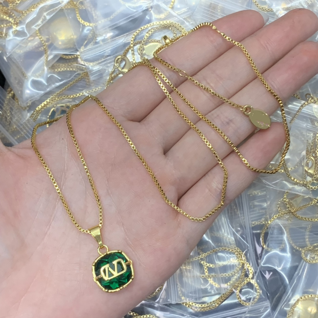 Designer Lettre V Logo Pendentif Colliers internet célébrité or Collier Femmes Luxe perle Bijoux Valentinoity chokers Collier cadeau 1133