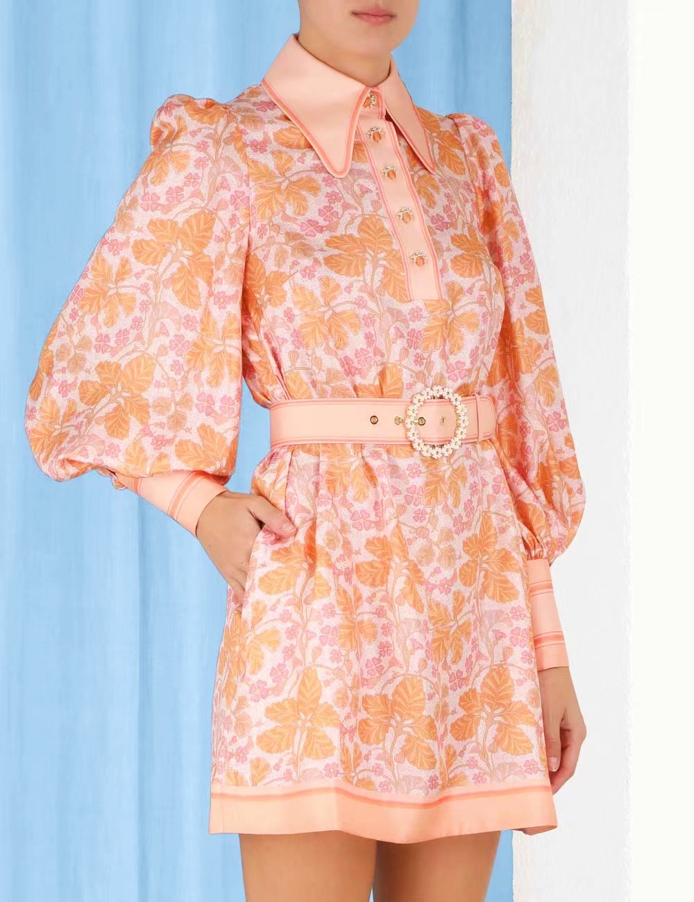 

The new Australian 2023 printed dress features a lapel bat long sleeve, single breasted closure with a waistband, Random small gift