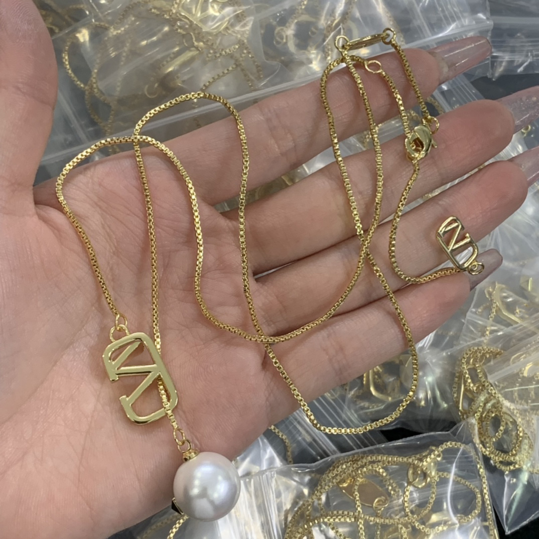 

Designer Letter V Logo Pendant Necklaces internet celebrity gold Necklace Women Luxury pearl Jewelry Valentinoity chokers Necklace gift 4400