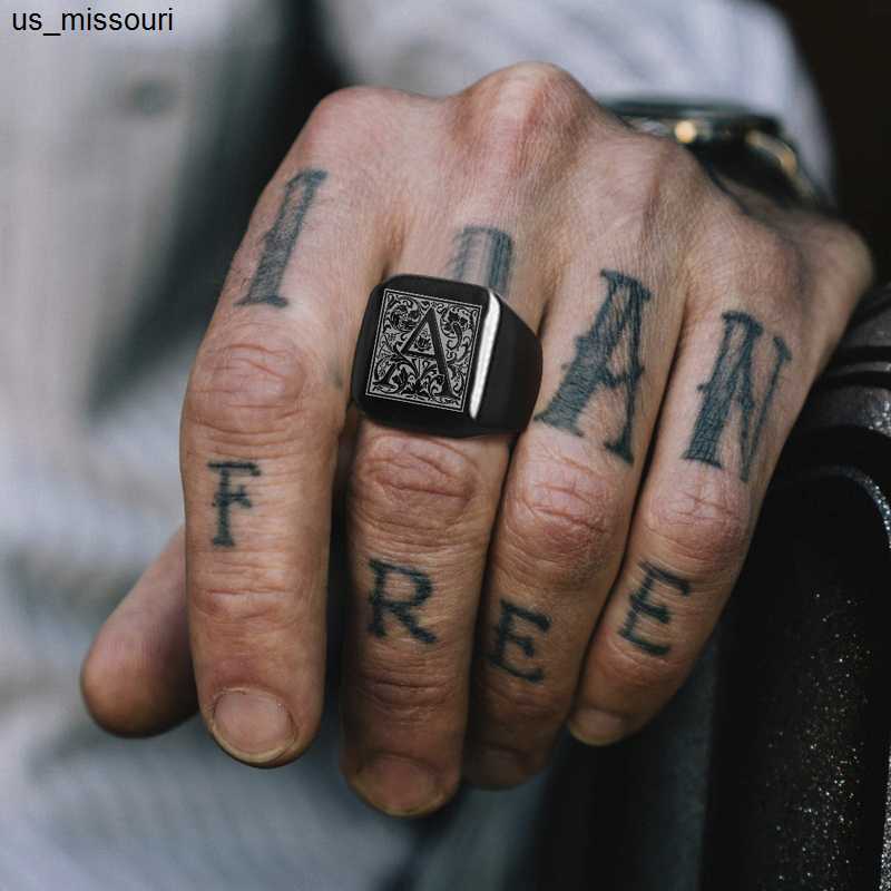 

Band Rings MONOGRAM SIGNET RING STAINLESS STEEL BIKER RINGS FOR MEN MONOGRAM FANCY INITAL SQUARE FLAT TOP BAND IN BLACK J230522