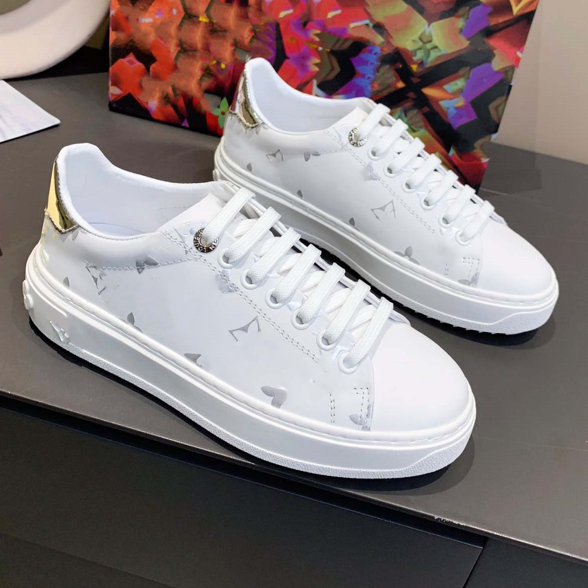 

Luxurys Designer Time Out Sneaker Low top Shoes Embossed Silver gold letters men Women Thick Textured Rubber Sole Classic Black and Pink Trainers 07