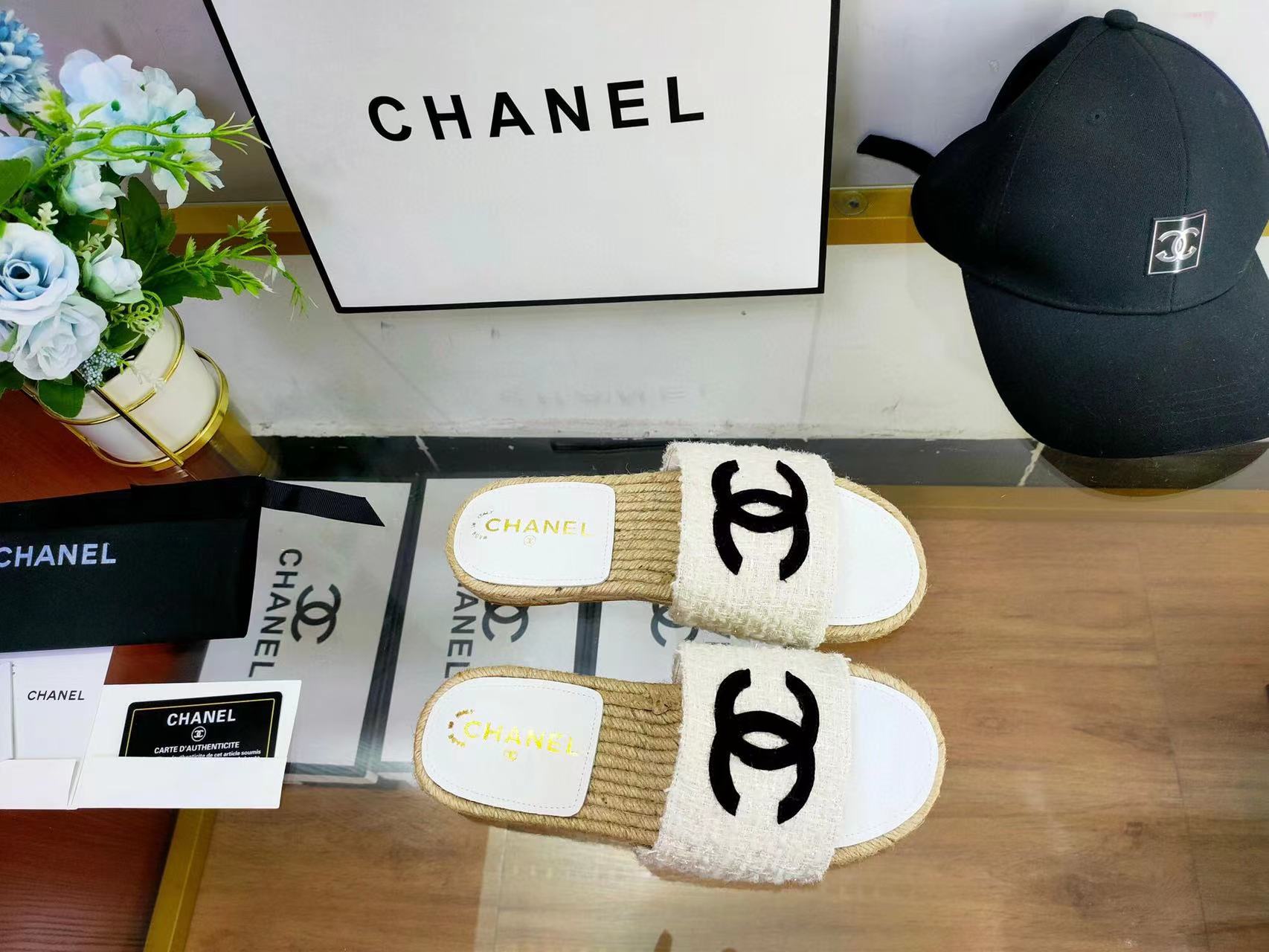

Summer Beach slippers fashion Loafers Lace Designer shoe Lazy Flat heel flops leather Letters lady Cartoon Slides women shoes size 35-41-42 With box, Black + gold letters