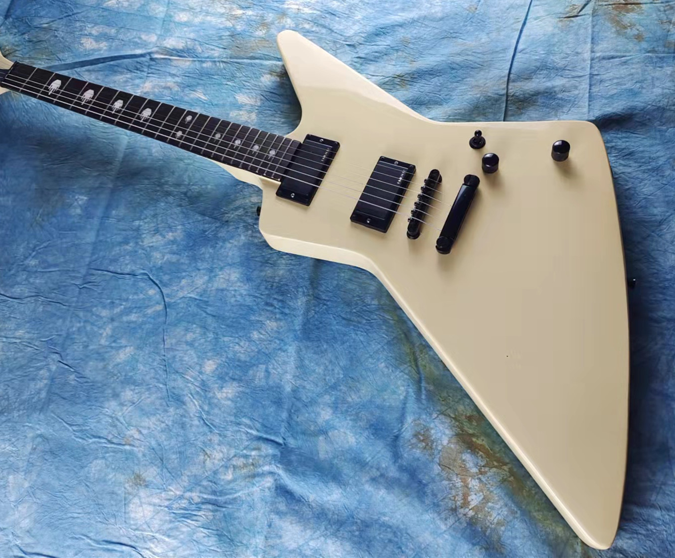 

Electric guitar, made of mahogany,EET FUK milky white, signature stickers, quick package shipping