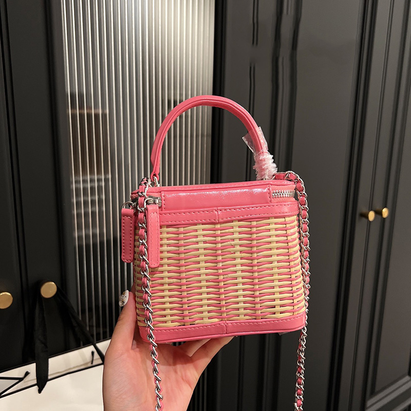 

23Ss Cosmetic Case With Top Handle Tote Box Bags Oil Wox Leather Rattan Weaving Vanity PurseSilver Metal Hardware Matelasse Chain Shoulder Sacoche Handbag 15x13CM