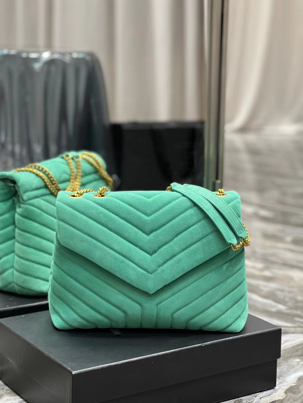 

Web celebrity best-selling luxury soft oblique satchel classical collocation gold buckle counters the latest upgrade edition LOULOU medium, a super practical joker