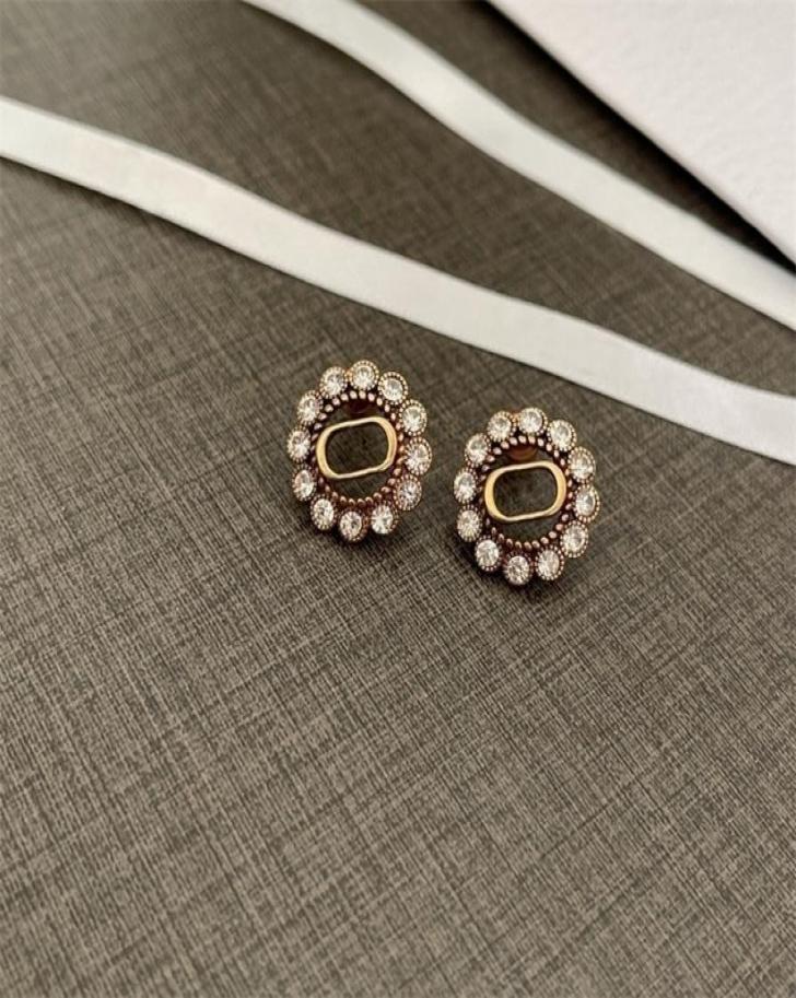 

Stud Trend Fashion Vintage gold color Metal Round Rhinestones Stud Earring Luxury Design Jewelry Women039s Earrings party gift 2730927