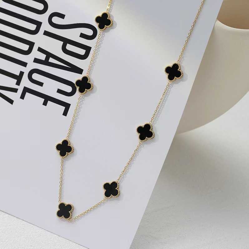 

Fashionable black and white four leaf clover for female niche design versatile neck chain steel necklace
