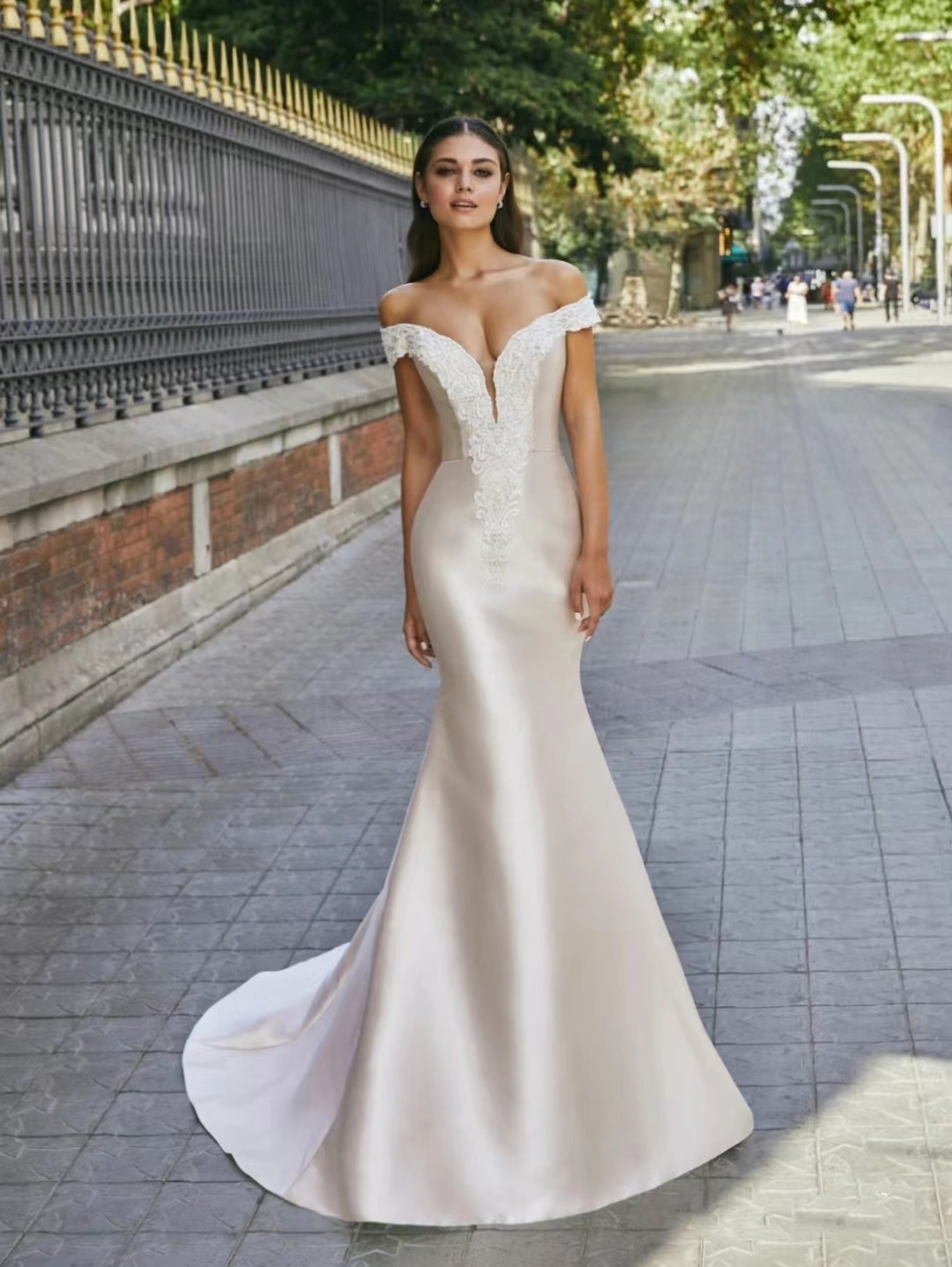 

New silk one-line shoulder neckline vintage lace elegant and soft hemline large drag exhaust quality noble party wedding dress, Pink