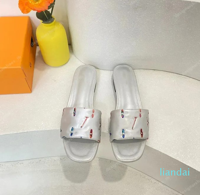 

Designer Slipper Women Slide Platform Slides Fashion Embossed Printing Leather Flip Flops Letter Beach Outdoor Flat Slippers