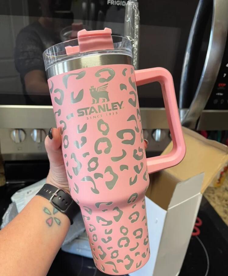 

Leopard Print Pink Stanley Quencher 40oz With logo tumblers With Handle Insulated Tumblers Lids Straw Stainless Steel Coffee Termos Cups NEW