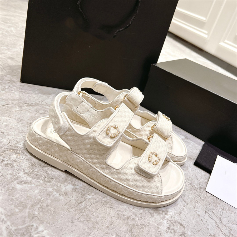 

Designer CC Beach Shoes Luxury Beach Sandals Fashion Slippers Women Classic Flat Shoes High Quality Outdoor Slides Xvf1