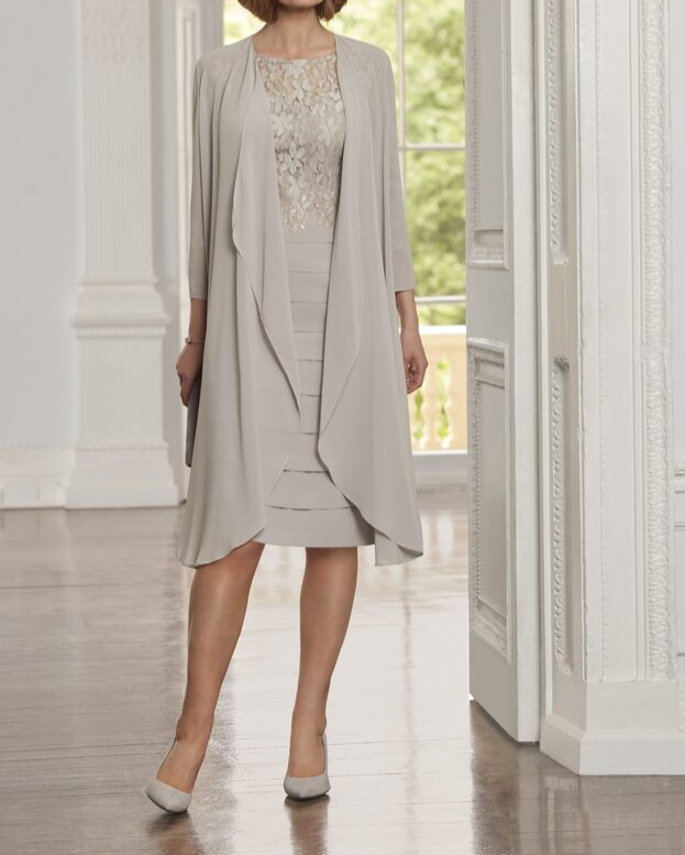 

Chic Light Grey Mother of the Bride Suits Outfits Bateau Neck Lace Top Knee Length Mother Dresses with jacket